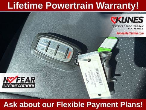 Used 2023 Chrysler Pacifica Touring-L FWD image 23