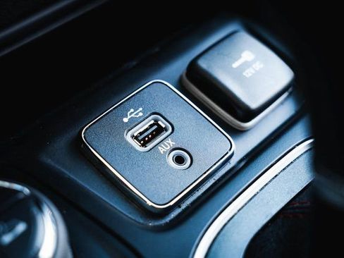 Used 2019 Jeep Cherokee Trailhawk w/ Cold Weather Group AWD/4WD image 25