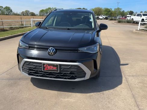 Used 2025 Volkswagen Taos SE image 4