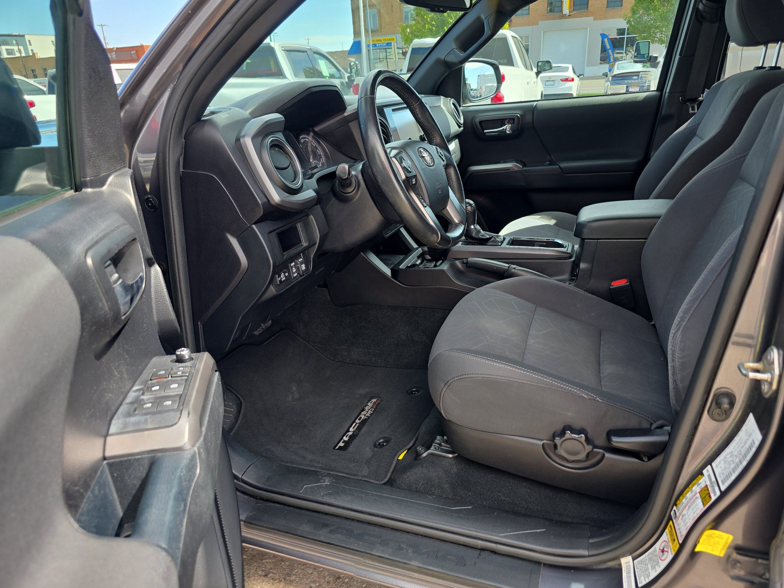 Used 2017 Toyota Tacoma TRD Sport w/ Tow Package (A/T) AWD/4WD image 2