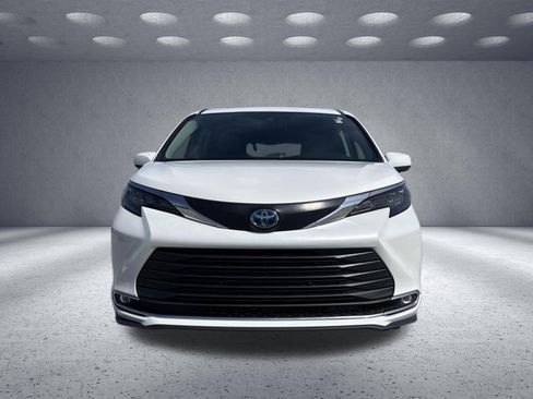 Used 2024 Toyota Sienna XLE FWD image 2
