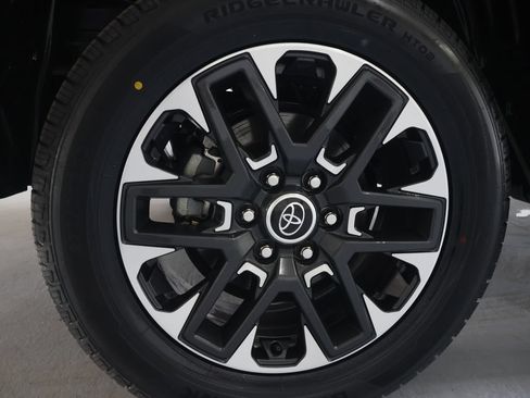 Used 2023 Toyota Tundra Limited AWD/4WD image 34