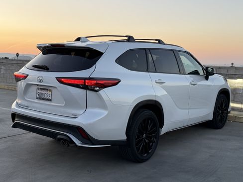 Used 2023 Toyota Highlander XSE image 11