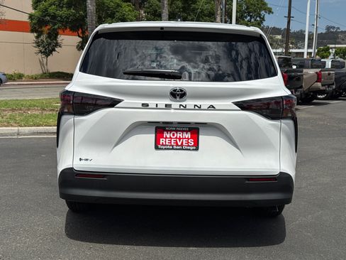 New 2026 Toyota Sienna LE FWD image 10
