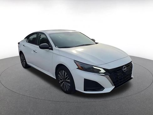 Used 2025 Nissan Altima 2.5 SV image 3