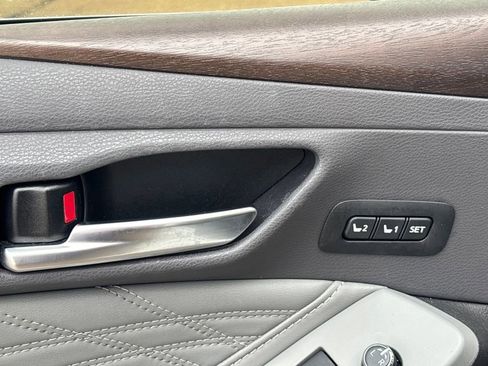 Used 2019 Toyota Avalon Limited image 7