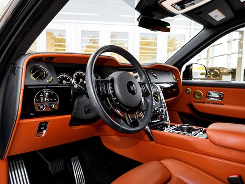 Used 2024 Rolls-Royce Cullinan Base w/ Cullinan Package image 36