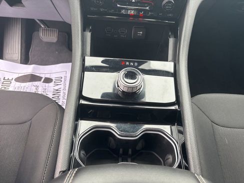 Used 2023 Jeep Grand Cherokee Laredo AWD/4WD image 23