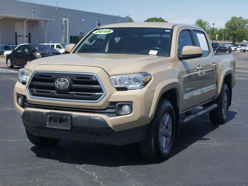 Used 2019 Toyota Tacoma SR5 RWD image 2