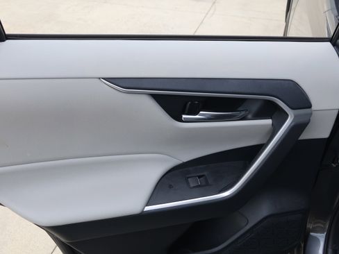 Used 2019 Toyota RAV4 XLE Premium FWD image 31