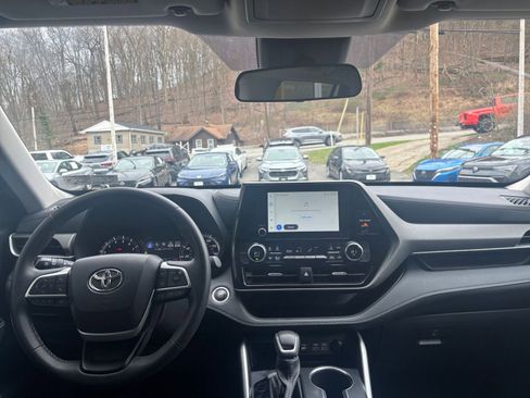 Used 2025 Toyota Highlander LE image 35