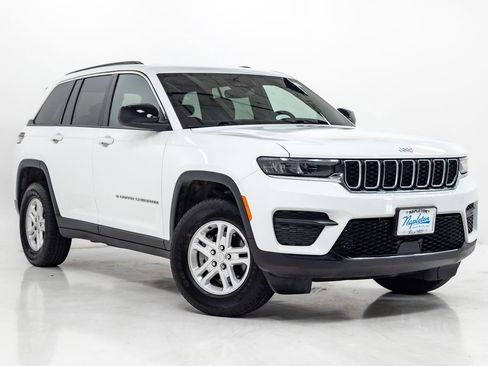 Used 2024 Jeep Grand Cherokee Laredo AWD/4WD image 6