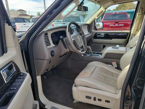Used 2017 Lincoln Navigator Select image 23