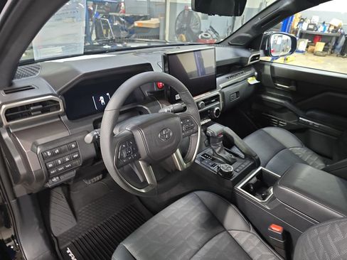 Used 2025 Toyota Tacoma TRD Off-Road w/ TRD Off Road Premium Package image 17