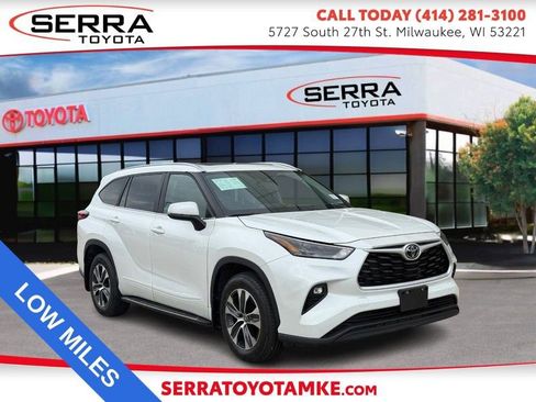 Used 2023 Toyota Highlander XLE AWD/4WD image 1