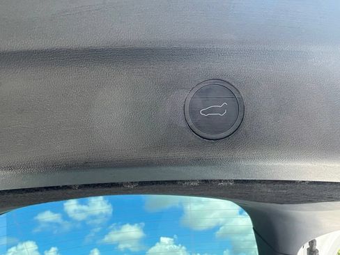 Used 2024 Tesla Model Y Long Range AWD/4WD image 23