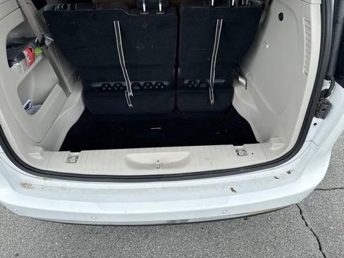 Used 2024 Chrysler Pacifica Touring-L FWD image 11
