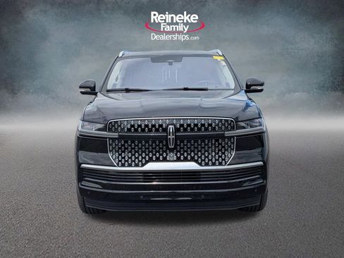 Used 2025 Lincoln Navigator Reserve AWD/4WD image 2