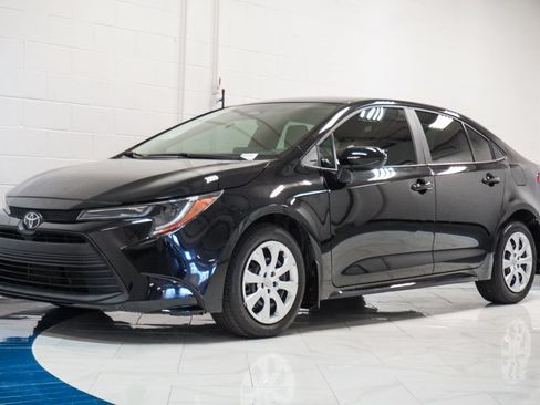 Used 2025 Toyota Corolla LE FWD image 4