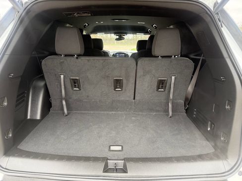 Used 2024 Chevrolet Traverse LT image 8