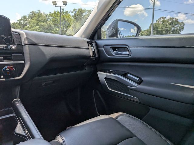 Used 2025 Nissan Pathfinder SL FWD image 16