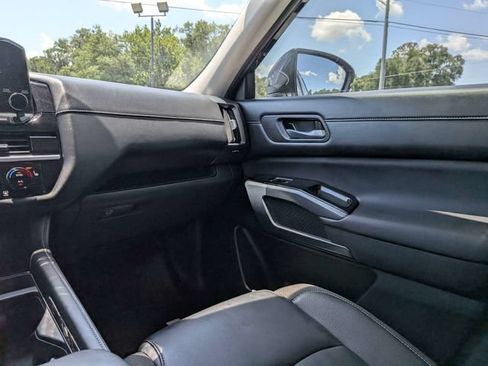 Used 2025 Nissan Pathfinder SL FWD image 16