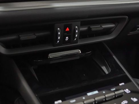 Certified 2025 Porsche Cayenne Coupe AWD/4WD image 32