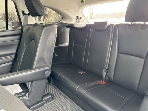 Used 2023 Toyota Highlander XLE image 23