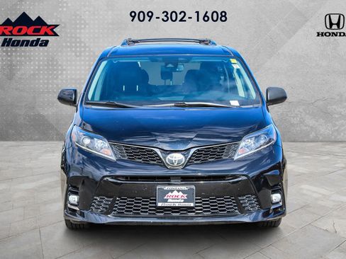 Used 2018 Toyota Sienna SE image 2