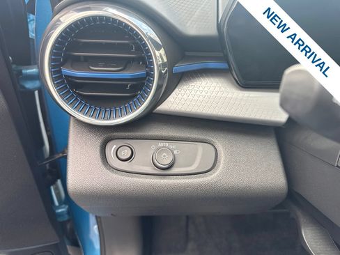 Used 2025 Chevrolet Trax LT w/ LT Convenience Package FWD image 19