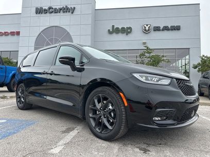 New 2026 Chrysler Pacifica Limited w/ S Appearance Package