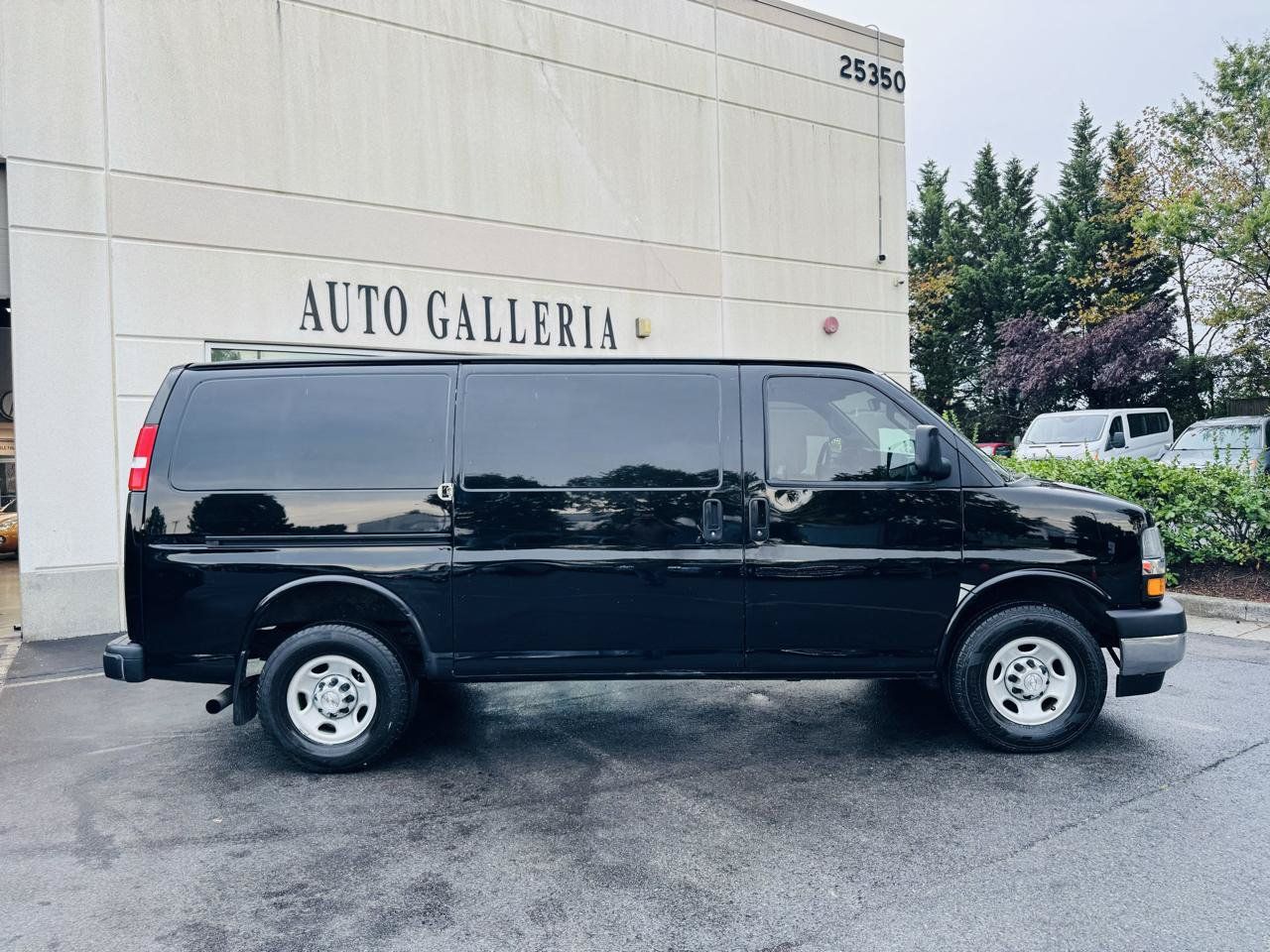 Used 2019 Chevrolet Express 2500 w/ Driver Convenience Package RWD image 4