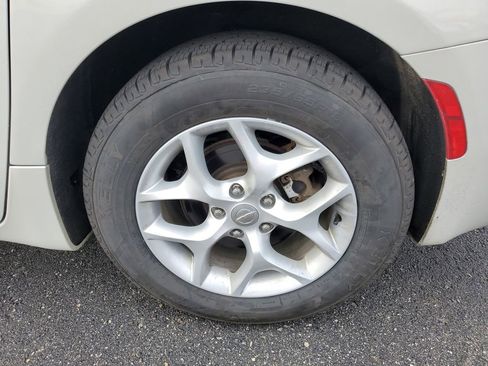 Used 2017 Chrysler Pacifica Touring-L w/ Tire & Wheel Group image 33