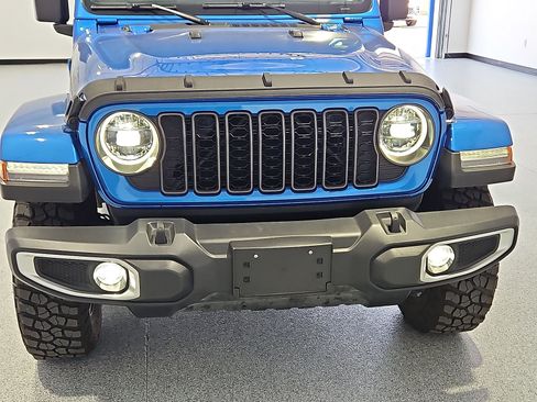 Used 2024 Jeep Gladiator Sport AWD/4WD image 10