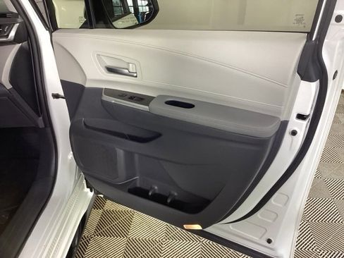 Used 2021 Toyota Sienna Limited image 21