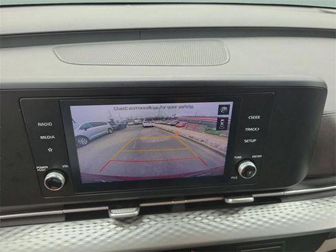 Used 2022 Kia Carnival LX image 21