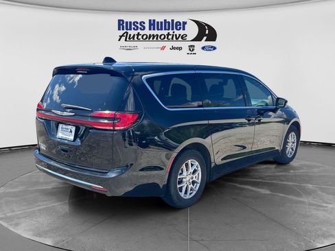 Used 2025 Chrysler Pacifica Select FWD image 6