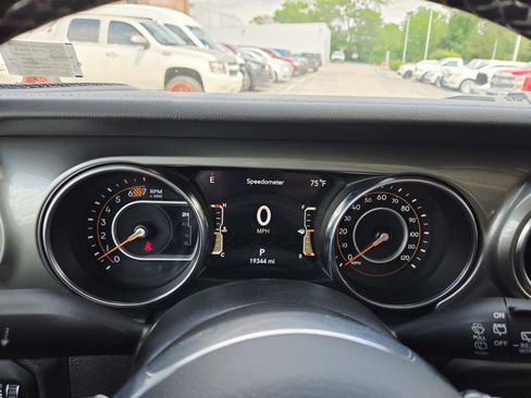 Used 2023 Jeep Wrangler Unlimited Sahara w/ Cold Weather Group AWD/4WD image 25