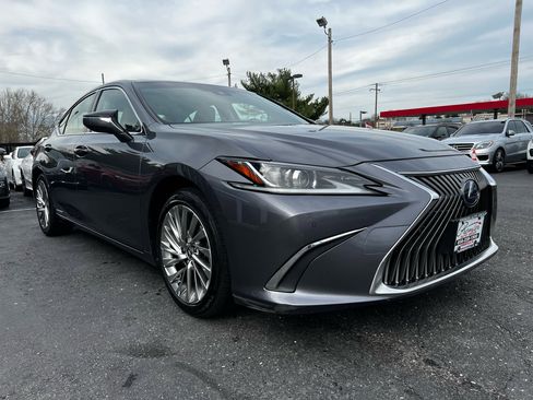 Used 2019 Lexus ES 300h w/ Luxury Package image 3