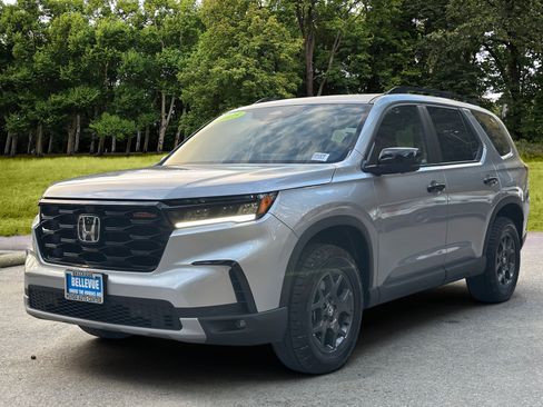 Certified 2025 Honda Pilot TrailSport image 3