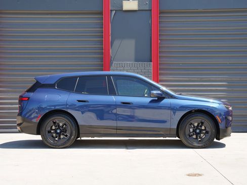 Used 2024 BMW iX xDrive50 w/ Premium Package AWD/4WD image 5