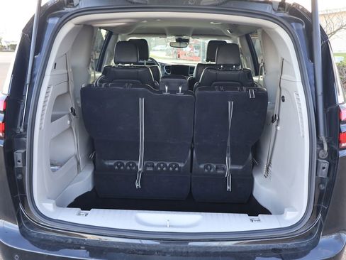 Used 2024 Chrysler Pacifica Touring-L image 6