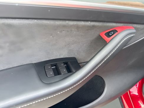 Used 2024 Tesla Model Y Long Range AWD/4WD image 19