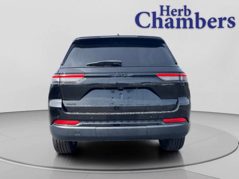 Used 2023 Jeep Grand Cherokee Altitude AWD/4WD image 11