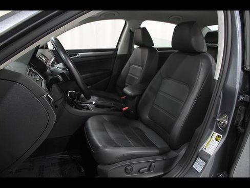 Used 2018 Volkswagen Passat 2.0T R-Line FWD image 5