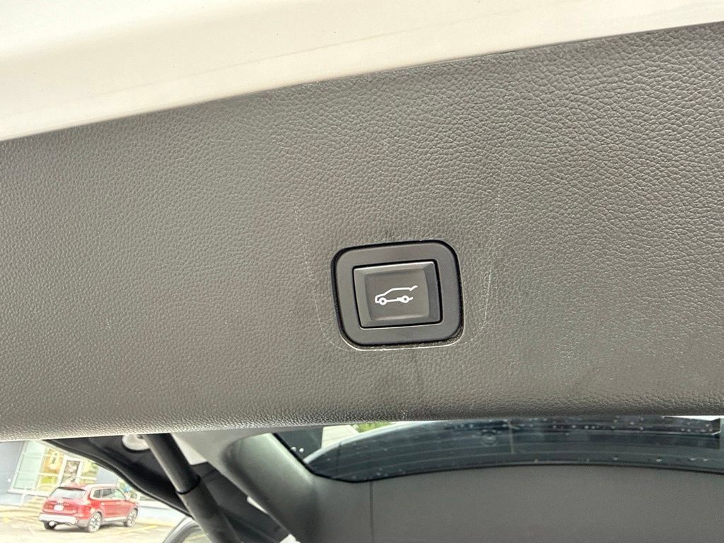 Used 2018 Chevrolet Traverse LT w/ LPO, Floor Liner Package AWD/4WD image 16