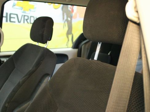 Used 2018 Dodge Grand Caravan SE w/ UConnect Hands-Free Group image 16