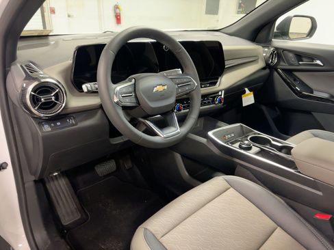 New 2026 Chevrolet Equinox LT w/ Convenience Package II image 3