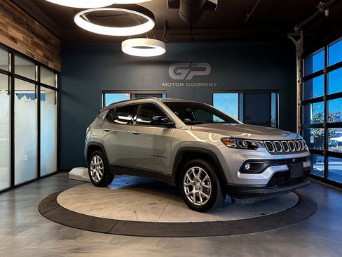 Used 2024 Jeep Compass Latitude image 1