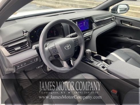Used 2025 Toyota Camry SE image 12